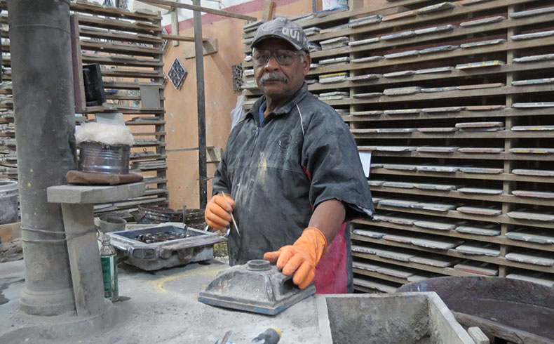 Antônio Gomes Nascimento, 68 anos, começou a fabricar ladrilhos hidráulicos aos 16 anos ainda quando morava na sua cidade natal, Jequié, na Bahia. Está na Dalle Piagge há 53 anos, onde é chamado de mestre