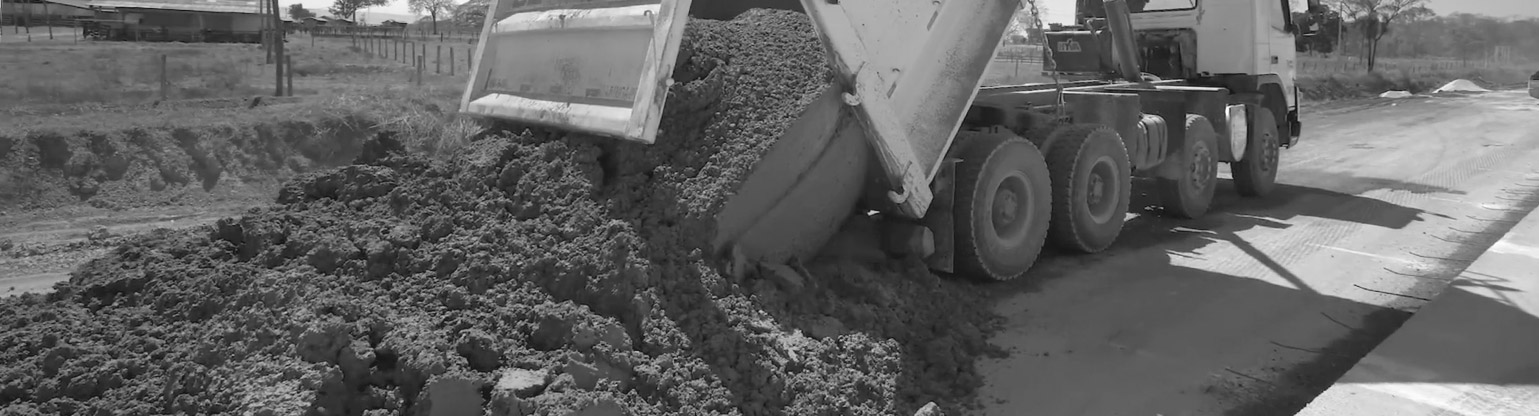 Imagem de caminhão basculante descarregando concreto