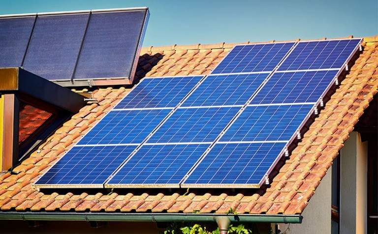 Com subsídios para baratear custos de placas fotovoltaicas, ideia é que o consumidor “venda” eletricidade para sistema local de distribuição. Confira!
