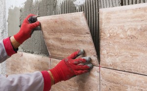 Antes de fazer o acabamento de parede, seja com tinta, massa decorativa ou cerâmica, é fundamental que ela esteja regularizada. Saiba mais.